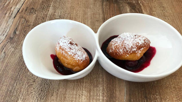 Rezept: Quarkbällchen mit Blaubeerkompott (Verona Pooth) Rezept: Quarkbällchen mit Blaubeerkompott (Verona Pooth)