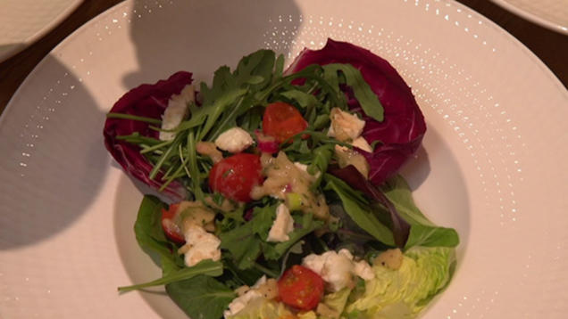 Rezept: Bunter Wiesensalat mit Bentheimer Schweinebäckchen und Baguette Rezept: Bunter Wiesensalat mit Bentheimer Schweinebäckchen und Baguette