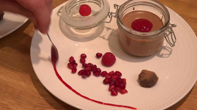 Rezept: Mousse au Chocolat mit Pralinenüberraschung Rezept: Mousse au Chocolat mit Pralinenüberraschung