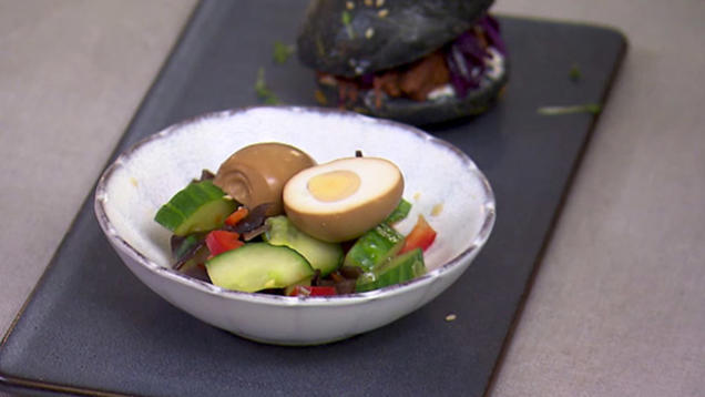 Rezept: Chinesischer Salat mit Tee-Eiern und Schwarzem Mini-Jackfruit-Burger Rezept: Chinesischer Salat mit Tee-Eiern und Schwarzem Mini-Jackfruit-Burger