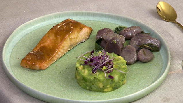 Rezept: Glasierter Lachs mit lilafarbenen Salbei-Gnocci und Avocado-Tatar Rezept: Glasierter Lachs mit lilafarbenen Salbei-Gnocci und Avocado-Tatar
