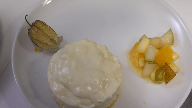 Rezept: Joghurt-Limetten-Panna-Cotta auf Cantucciniboden mit Ingwer-Obstsalat Rezept: Joghurt-Limetten-Panna-Cotta auf Cantucciniboden mit Ingwer-Obstsalat