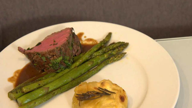 Rezept: Rinderfilet mit grünem Spargel und Kartoffelgratin Rezept: Rinderfilet mit grünem Spargel und Kartoffelgratin