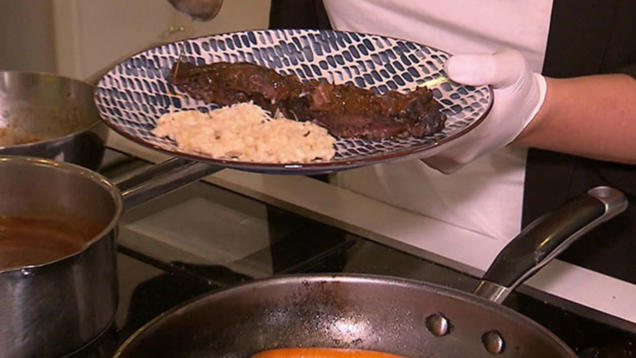 Rezept: Ochsenbäckchen in Rotweinsoße an Risotto mit glasierten Möhrchen Rezept: Ochsenbäckchen in Rotweinsoße an Risotto mit glasierten Möhrchen