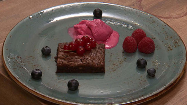 Rezept: Chocolate Brownie mit Himbeereis und Limettensahne Rezept: Chocolate Brownie mit Himbeereis und Limettensahne