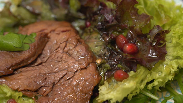 Rezept: Fruchtsalat mit Riesengarnelen und Blattsalat mit Rinderstreifen Rezept: Fruchtsalat mit Riesengarnelen und Blattsalat mit Rinderstreifen