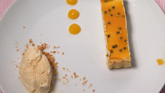 Rezept: Passionsfrucht-Tarte mit Tonkabohnen-Eis Rezept: Passionsfrucht-Tarte mit Tonkabohnen-Eis