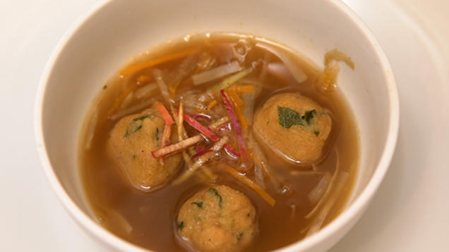 Rezept: Klare Gemüsesuppe mit Julienne und Paniermehlklößchen Rezept: Klare Gemüsesuppe mit Julienne und Paniermehlklößchen