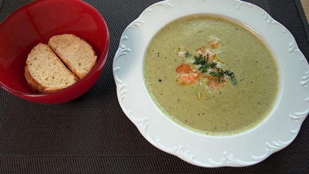 Rezept: Erbsensuppe mit Garnelen, Brot und Kräuterbutter à la Claudia Rezept: Erbsensuppe mit Garnelen, Brot und Kräuterbutter à la Claudia