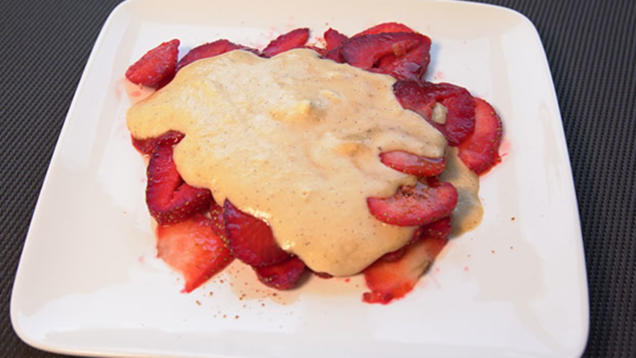 Rezept: Eierlikör-Parfait auf Erdbeer-Carpaccio Rezept: Eierlikör-Parfait auf Erdbeer-Carpaccio