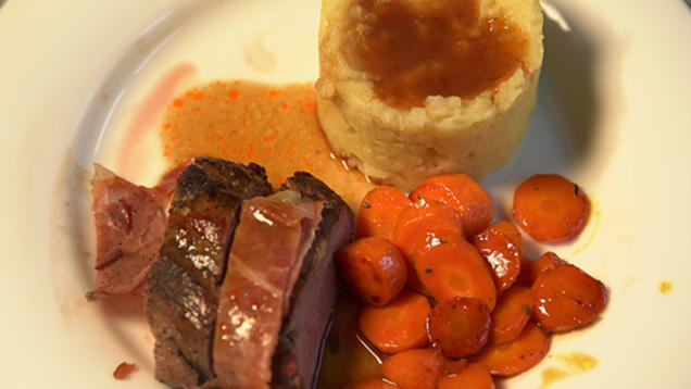 Rezept: Rosa gegartes Kalbsfilet im Speckmantel an Rotweinsauce Rezept: Rosa gegartes Kalbsfilet im Speckmantel an Rotweinsauce