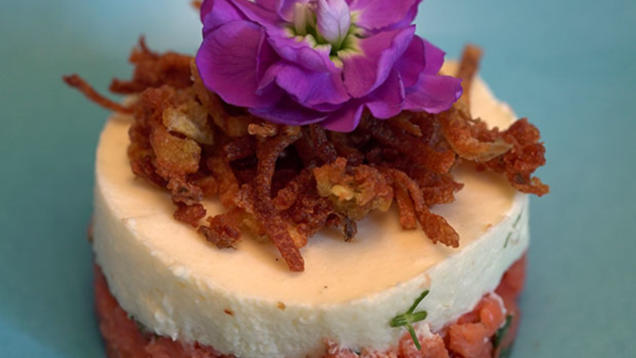 Rezept: Spargelmousse auf Lachstatar mit Kartoffelstroh Rezept: Spargelmousse auf Lachstatar mit Kartoffelstroh