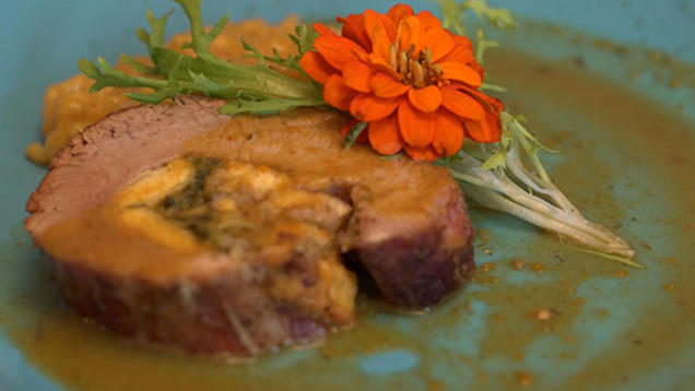 Rezept: Braisierte Kalbsbrust gefüllt mit Frittata und Stielmus, dazu Safranrisotto Rezept: Braisierte Kalbsbrust gefüllt mit Frittata und Stielmus, dazu Safranrisotto