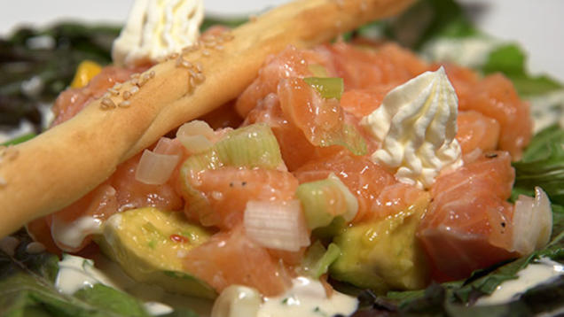 Rezept: Lachs-Tatar auf fruchtig-grünem Bett Rezept: Lachs-Tatar auf fruchtig-grünem Bett