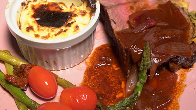 Rezept: Roastbeef mit Kräuterkruste an Rotwein-Balsamico-Sauce, Kartoffelstampf und grünem Spargel Rezept: Roastbeef mit Kräuterkruste an Rotwein-Balsamico-Sauce, Kartoffelstampf und grünem Spargel
