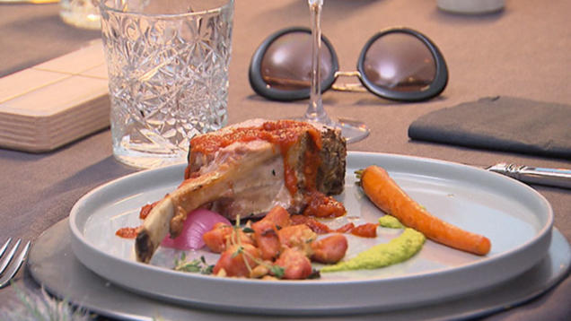 Rezept: Kalbskarree mit Rote-Bete-Gnocchi an Erbsen-Minze-Püree und Tomatensauce Rezept: Kalbskarree mit Rote-Bete-Gnocchi an Erbsen-Minze-Püree und Tomatensauce