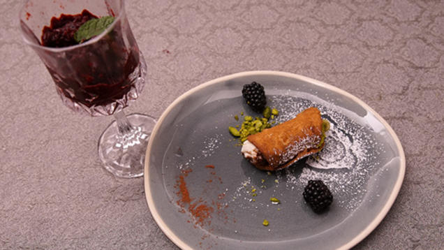 Rezept: Cannoli siciliani mit Brombeer-Vanille-Minz-Granita Rezept: Cannoli siciliani mit Brombeer-Vanille-Minz-Granita