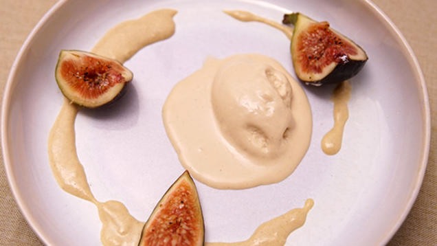 Rezept: Tahini Ice Cream, Cardamom Anglaise, Filo Tuile, Fig Brulée Rezept: Tahini Ice Cream, Cardamom Anglaise, Filo Tuile, Fig Brulée