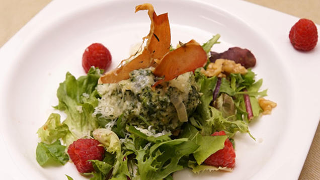 Rezept: Spinat-Bergkäseknödel mit Thymian-Schinkenchips auf Wildkräutersalat Rezept: Spinat-Bergkäseknödel mit Thymian-Schinkenchips auf Wildkräutersalat