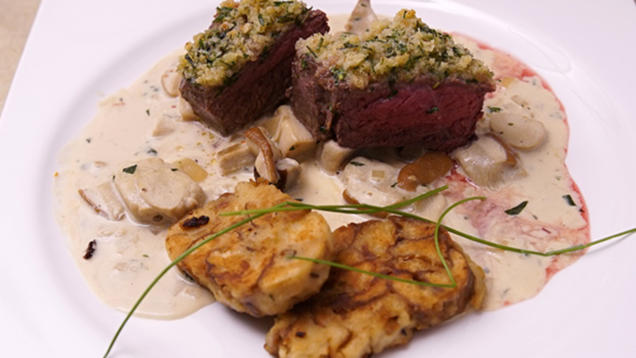Rezept: Rindersteak mit Kräuterhaube an Laugentaler und Steinpilzsauce Rezept: Rindersteak mit Kräuterhaube an Laugentaler und Steinpilzsauce