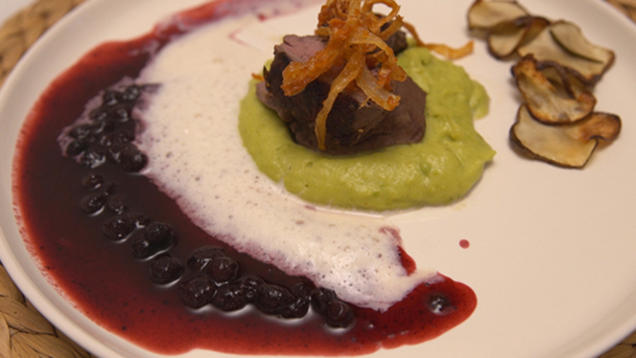 Rezept: Bergisch Beef auf Erbsen-Minz Espuma, Blaubeer BBQ Soße und Heumilchschaum Rezept: Bergisch Beef auf Erbsen-Minz Espuma, Blaubeer BBQ Soße und Heumilchschaum