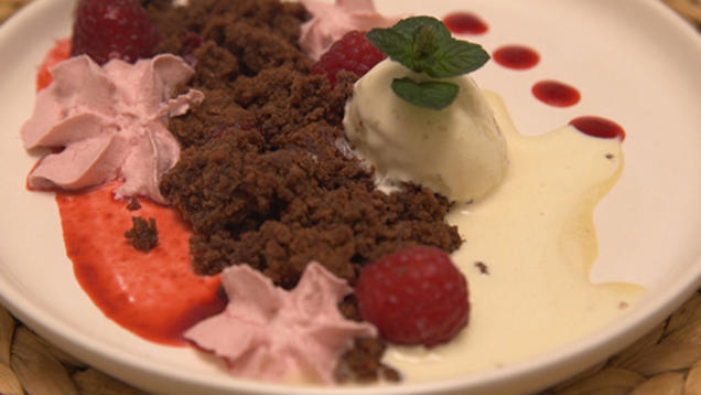 Rezept: Brownie-Crumble mit Tonkabohnen Eis und Himbeer-Espuma Rezept: Brownie-Crumble mit Tonkabohnen Eis und Himbeer-Espuma