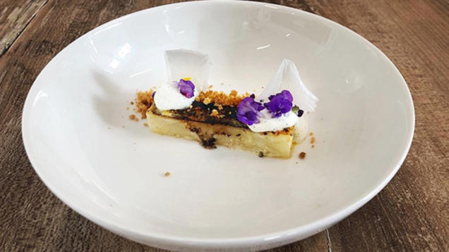 Rezept: Karamellisierter Knollensellerie mit Blüten und Crumble (Vanessa Mai) Rezept: Karamellisierter Knollensellerie mit Blüten und Crumble (Vanessa Mai)
