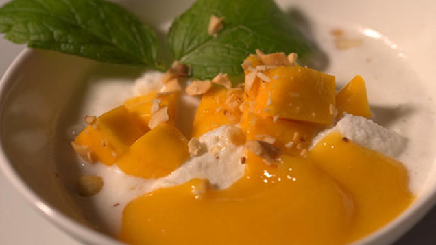 Rezept: Halbgefrorene Kokoscreme mit Mango Rezept: Halbgefrorene Kokoscreme mit Mango