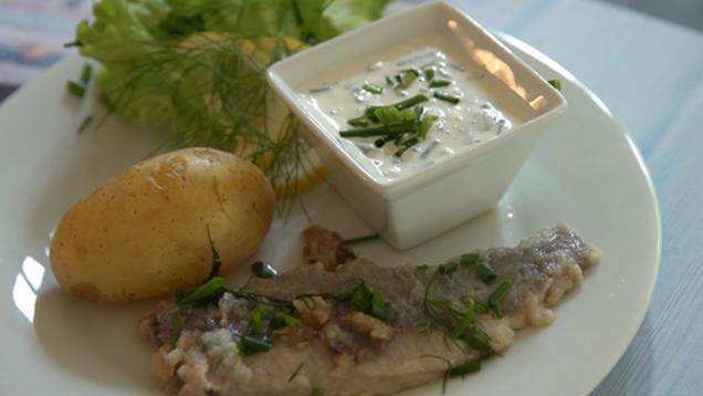 Rezept: Glückstädter Matjes in Zitronenbutter mit Pellkartoffeln und Schnittlauchschmand Rezept: Glückstädter Matjes in Zitronenbutter mit Pellkartoffeln und Schnittlauchschmand