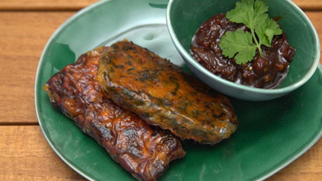 Rezept: Samosa Butter Chicken und Moroho mit Chili Coriander Jam Rezept: Samosa Butter Chicken und Moroho mit Chili Coriander Jam