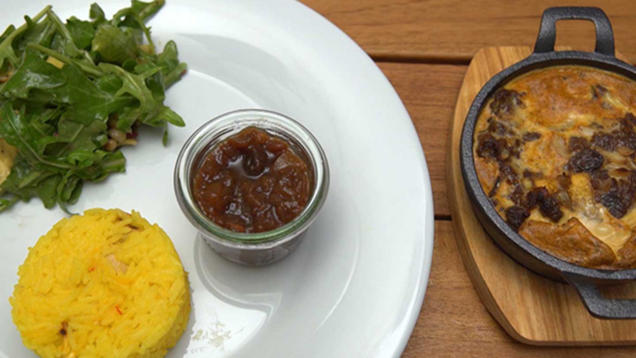 Rezept: Bobotie mit Pfirsich Chutney, Cashew-Reis und Salat Rezept: Bobotie mit Pfirsich Chutney, Cashew-Reis und Salat