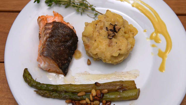 Rezept: Gegrilltes Lachsfilet mit Spargel, Zitronenvinaigrette und Bratkartoffelstampf Rezept: Gegrilltes Lachsfilet mit Spargel, Zitronenvinaigrette und Bratkartoffelstampf