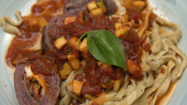 Rezept: Involtini mit Tomatensugo und Estragon-Tagliatelle Rezept: Involtini mit Tomatensugo und Estragon-Tagliatelle