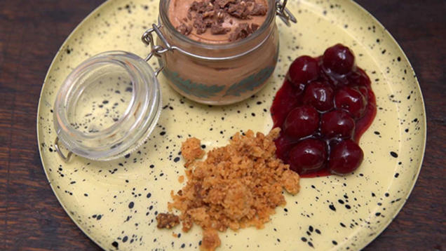 Rezept: Mousse au Chocolat mit Kirschsauce und Amarettini-Bröseln Rezept: Mousse au Chocolat mit Kirschsauce und Amarettini-Bröseln