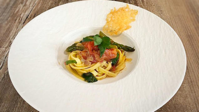 Rezept: Pasta mit grünem Spargel, Cherrytomaten und Parmesanchip (Martin Rütter) Rezept: Pasta mit grünem Spargel, Cherrytomaten und Parmesanchip (Martin Rütter)