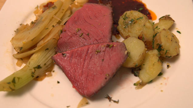 Rezept: Geräuchertes Entrecôte vom Grill mit Fenchel an getrockneten Tomaten und Schwenkkartoffeln Rezept: Geräuchertes Entrecôte vom Grill mit Fenchel an getrockneten Tomaten und Schwenkkartoffeln
