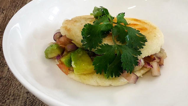 Rezept: Arepa mit Wolfsbarsch, Avocado, Tomaten (Jorge Gonzales) Rezept: Arepa mit Wolfsbarsch, Avocado, Tomaten (Jorge Gonzales)