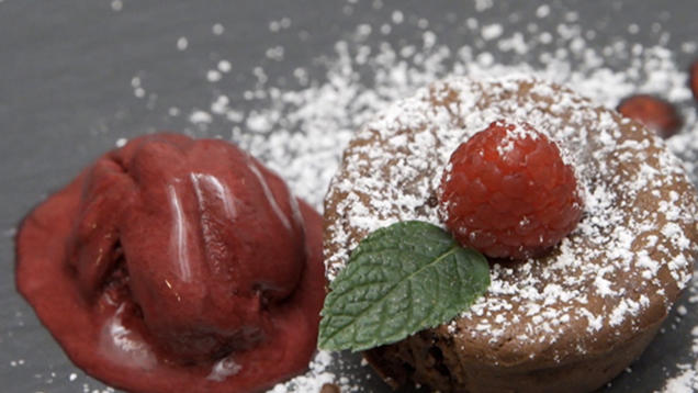 Rezept: Schokoladensoufflé mit Cassis-Eis Rezept: Schokoladensoufflé mit Cassis-Eis