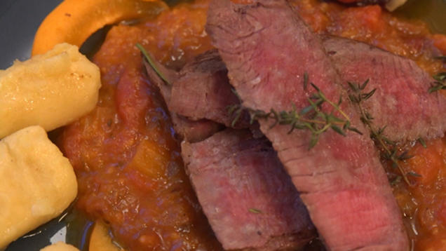 Rezept: Heimisches Bio-Rind mit „Parmigiana di Melanzane“ und Tomaten-Aprikosen-Sugo Rezept: Heimisches Bio-Rind mit „Parmigiana di Melanzane“ und Tomaten-Aprikosen-Sugo