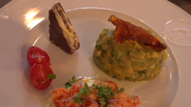 Rezept: Avocado-Mango-Tatar mit Flusskrebsen auf Wasabischaum und Knusperkrönchen Rezept: Avocado-Mango-Tatar mit Flusskrebsen auf Wasabischaum und Knusperkrönchen