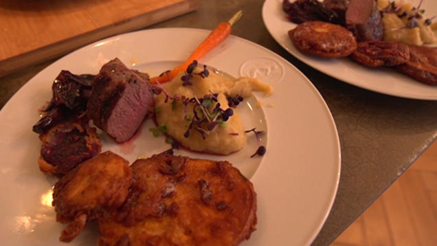 Rezept: Filet vom Maibock mit Selleriepüree und Rotwein-Schalotten Rezept: Filet vom Maibock mit Selleriepüree und Rotwein-Schalotten
