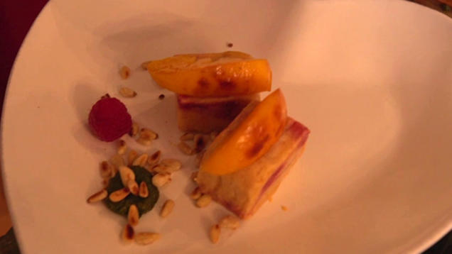 Rezept: Pfirsich-Himbeer-Semifreddo mit süßem Minzpesto Rezept: Pfirsich-Himbeer-Semifreddo mit süßem Minzpesto