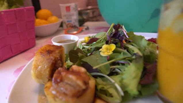 Rezept: Ein Schlückchen vom Kürbis mit Frank 'n' Roll an Wildkräutersalat Rezept: Ein Schlückchen vom Kürbis mit Frank 'n' Roll an Wildkräutersalat