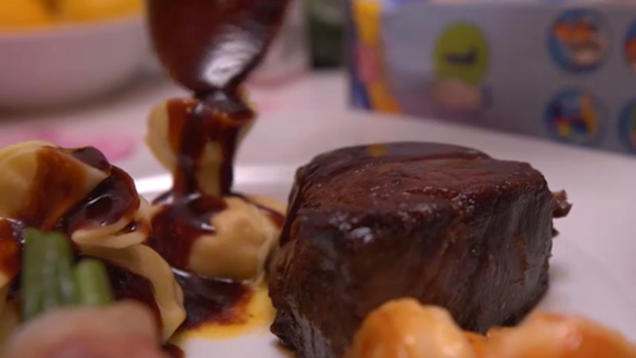 Rezept: Dry Aged Rinderfilet vom Spessartrind trifft auf Riesengarnele begleitet von Kürbissäckche Rezept: Dry Aged Rinderfilet vom Spessartrind trifft auf Riesengarnele begleitet von Kürbissäckche