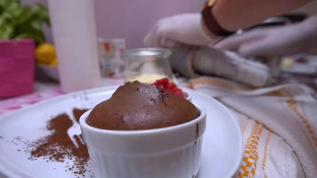 Rezept: Weiße Mousse mit Tonkabohne Schokoküchlein und Himbeer-Minz-Sorbet Rezept: Weiße Mousse mit Tonkabohne Schokoküchlein und Himbeer-Minz-Sorbet