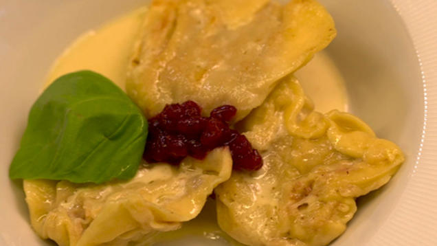 Rezept: Fränkisches Hochzeitsessen aus Ravioli an Meerrettichsauce und Preiselbeer-Perlen Rezept: Fränkisches Hochzeitsessen aus Ravioli an Meerrettichsauce und Preiselbeer-Perlen