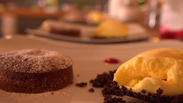 Rezept: Ingwereis auf Schwarzbroterde, Schokoküchlein und Himbeersauce Rezept: Ingwereis auf Schwarzbroterde, Schokoküchlein und Himbeersauce