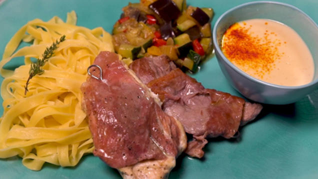 Rezept: Zweierlei Saltimbocca mit Nudeln, Zitronen-Weißwein-Soße und Sommergemüse Rezept: Zweierlei Saltimbocca mit Nudeln, Zitronen-Weißwein-Soße und Sommergemüse