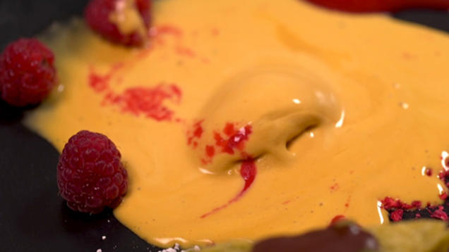 Rezept: Sanddorn-Eis mit grünem Kuchen Rezept: Sanddorn-Eis mit grünem Kuchen