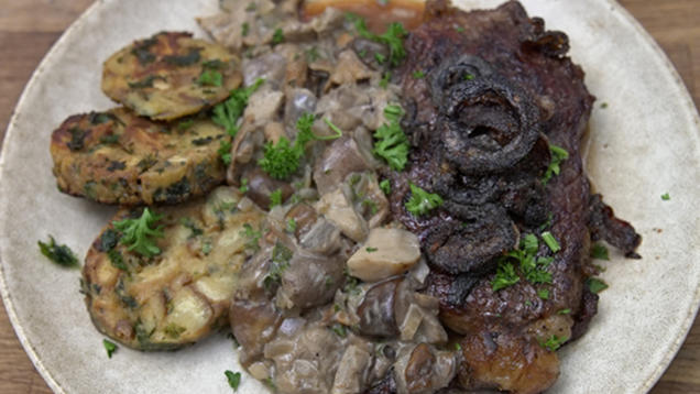 Rezept: Zwiebelrostbraten mit frittierten Zwiebeln und Brezenknödeltranchen Rezept: Zwiebelrostbraten mit frittierten Zwiebeln und Brezenknödeltranchen